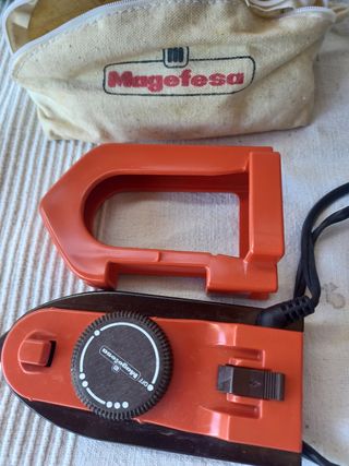 Plancha de viaje Magefesa naranja se recoge asa y