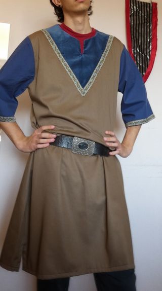 Túnica medieval azul y marrón