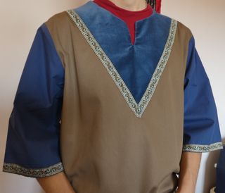 Túnica medieval azul y marrón