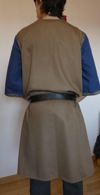 Túnica medieval azul y marrón