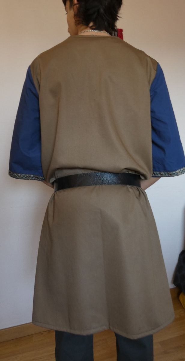 Túnica medieval azul y marrón