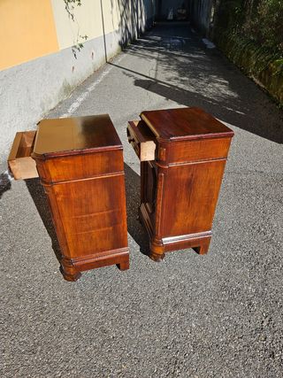 Coppia comodini antichi in noce