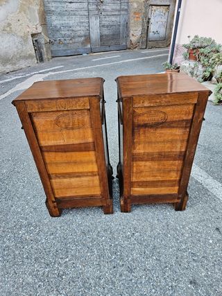 Coppia comodini antichi in noce
