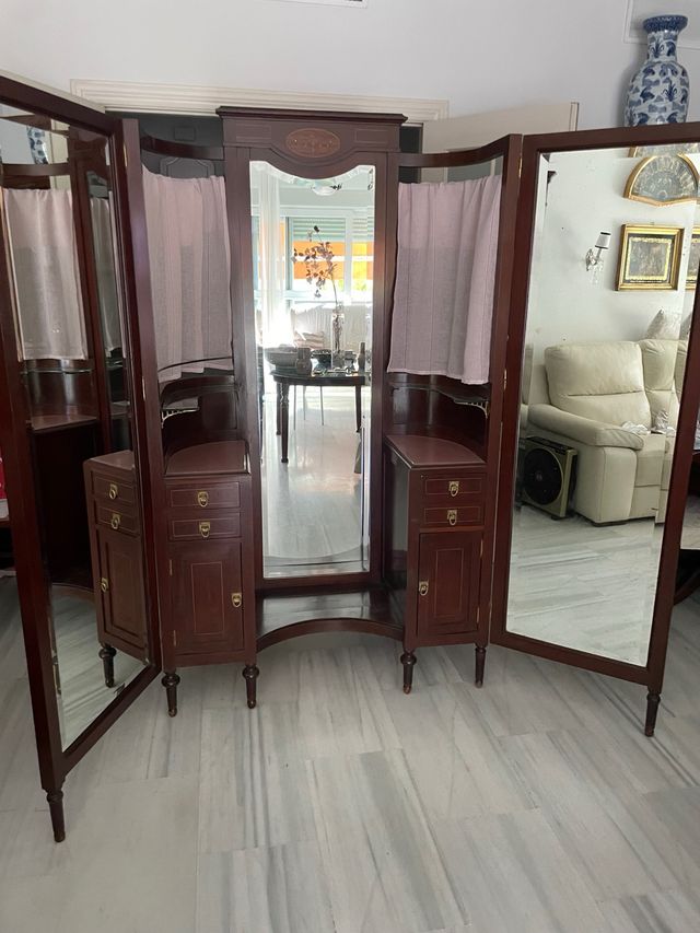 Tocador antiguo de madera con espejo