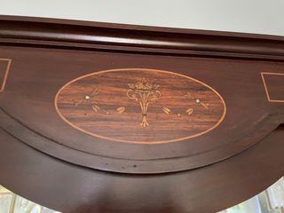 Tocador antiguo de madera con espejo