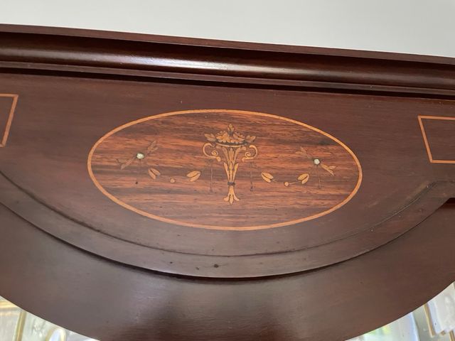 Tocador antiguo de madera con espejo