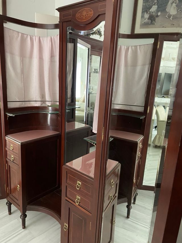 Tocador antiguo de madera con espejo