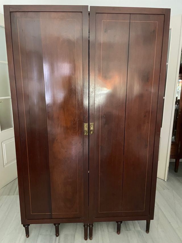 Tocador antiguo de madera con espejo