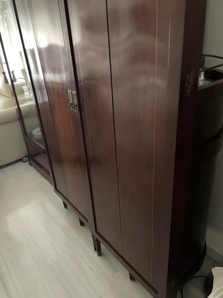 Tocador antiguo de madera con espejo