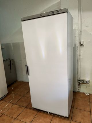Congelador vertical una puerta blanco