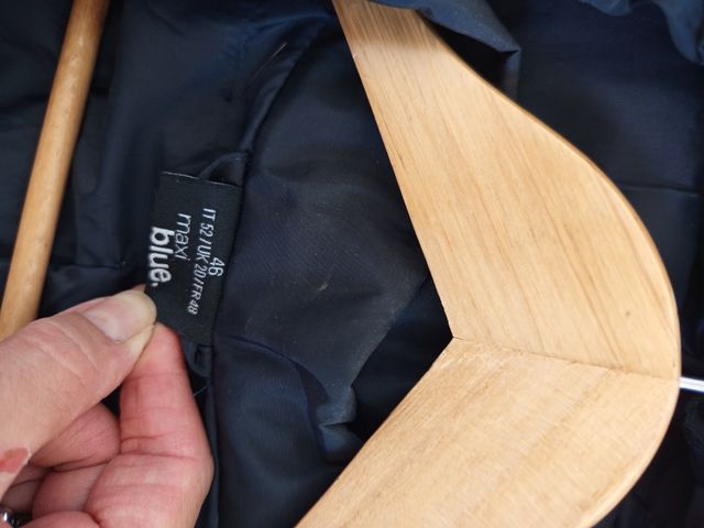 Trench blu con cappuccio