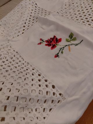 Manta grande bordada con flores