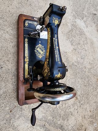 Máquina de coser SINGER antigua