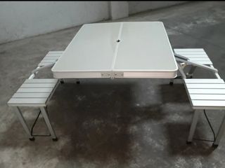 Mesa de camping plegable con asientos