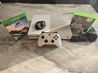 Xbox One S bianca con controller e giochi e base 