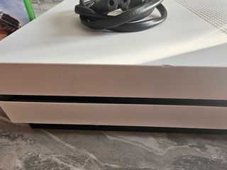 Xbox One S bianca con controller e giochi e base 