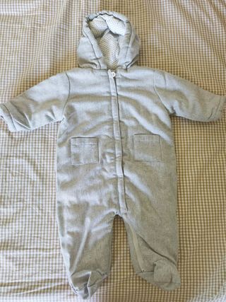 Buzo de bebé gris con capucha + en mi perfil