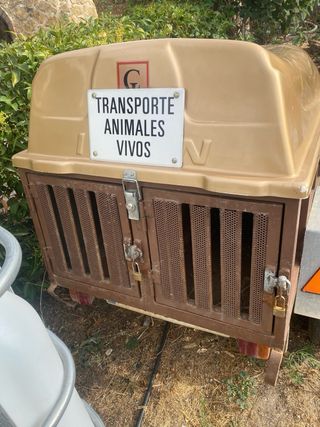 Remolque de coche marrón con tapa