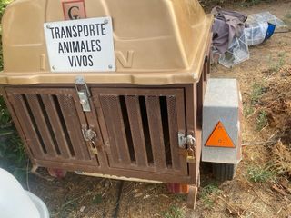 Remolque de coche marrón con tapa