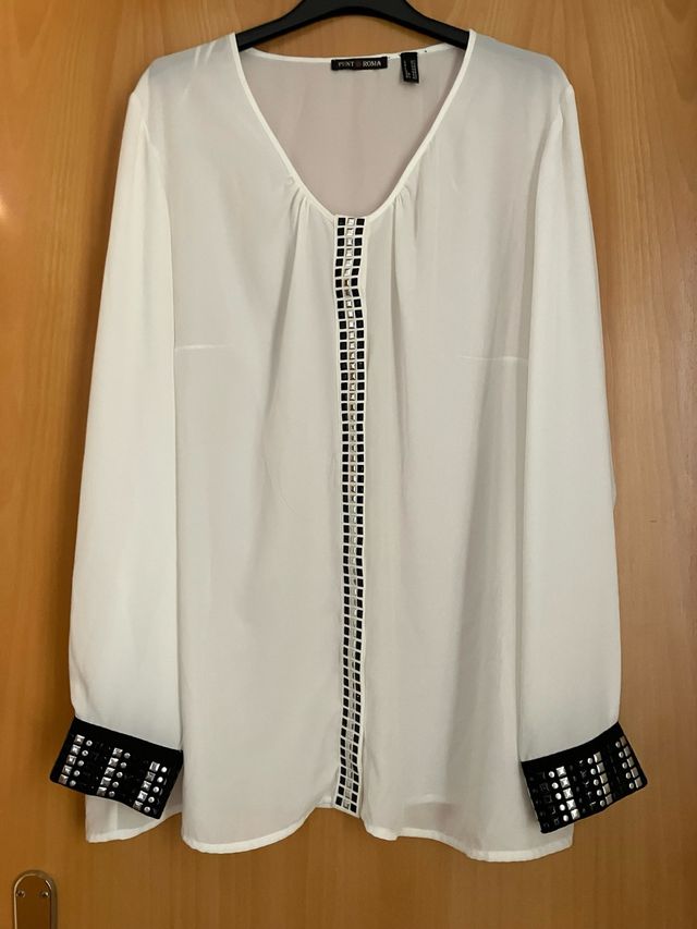 Blusa blanca con pedrería brillante