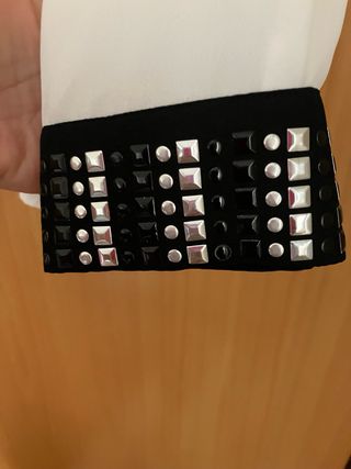 Blusa blanca con pedrería brillante