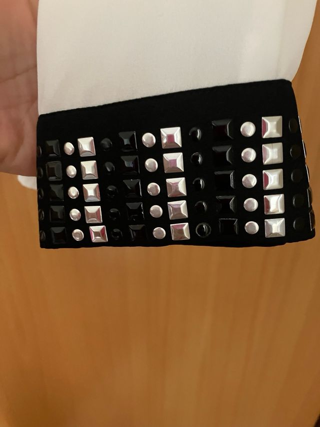 Blusa blanca con pedrería brillante