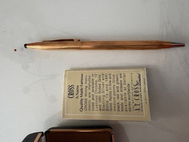 Penna a sfera a croce laminata in oro 14kt