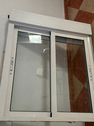 Vendo ventana corredera blanca con persiana