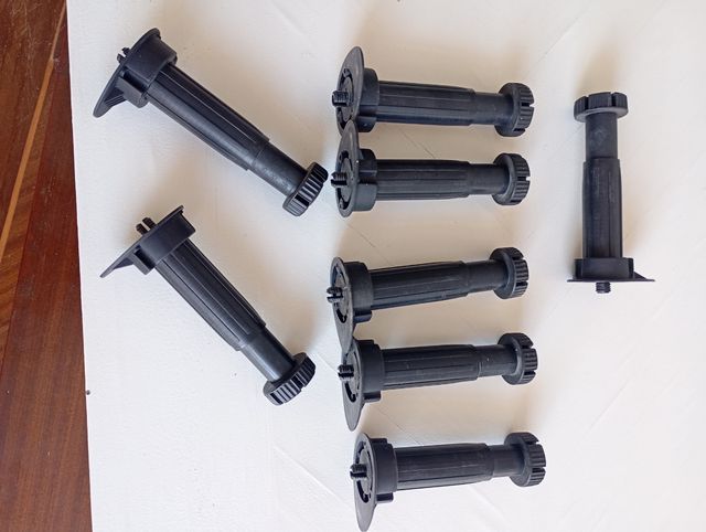 Patas para muebles de cocina (plástico)