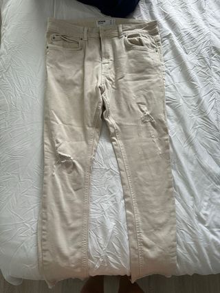 Pantalón beige hombre con rotos