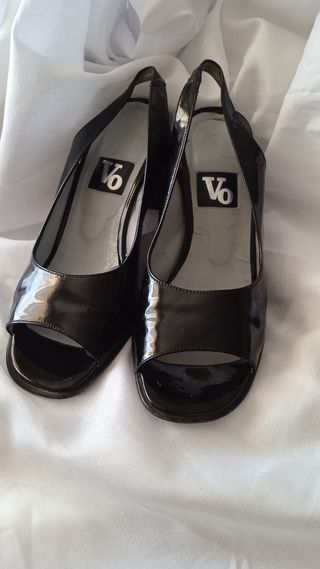 Zapatos de tacón negros de charol