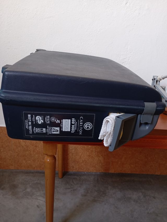 Maleta Carlton azul plástico duro , cierre seguro