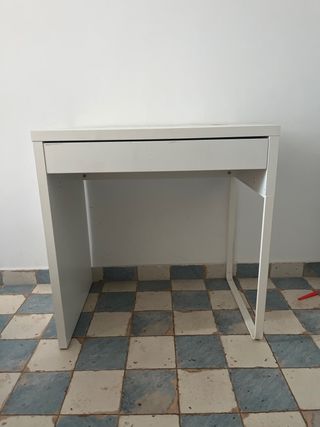 Mesa de oficina blanca