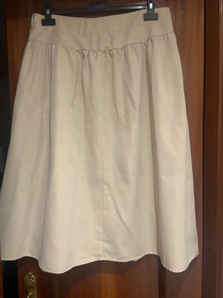 Conjunto blusa y falda beige