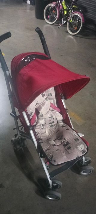 Carrito de bebé rojo