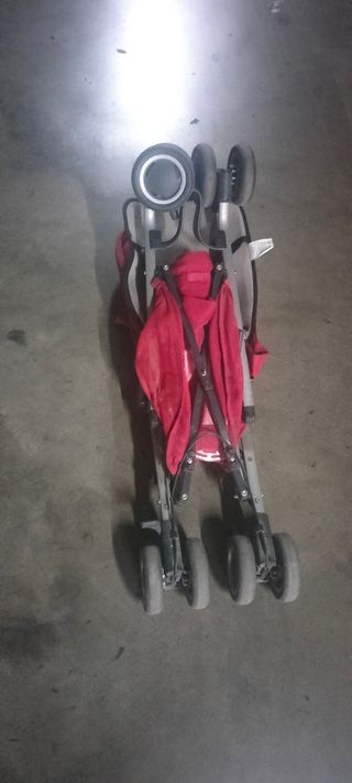 Carrito de bebé rojo