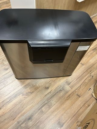 Cubo de basura automatico para reciclaje