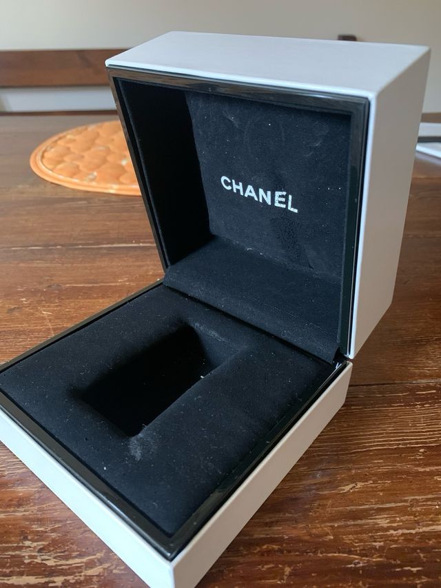 Caja de reloj Chanel blanca