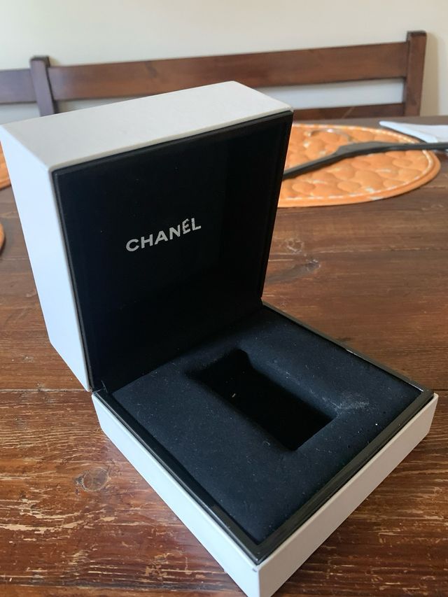 Caja de reloj Chanel blanca