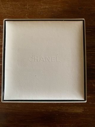 Caja de reloj Chanel blanca