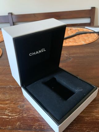 Caja de reloj Chanel blanca