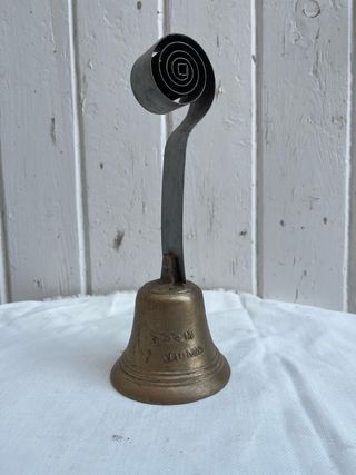 Campana de latón y hierro con espiral