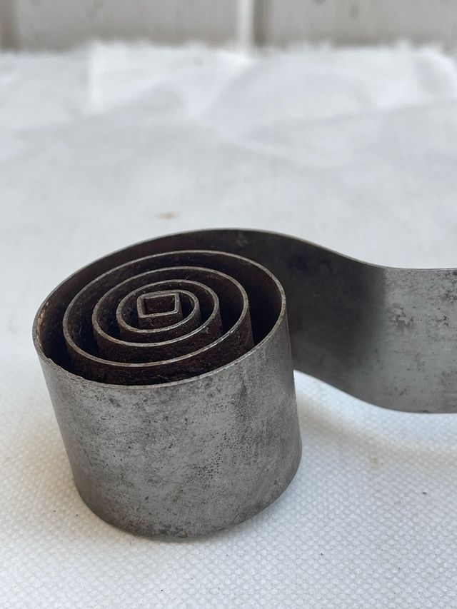 Campana de latón y hierro con espiral