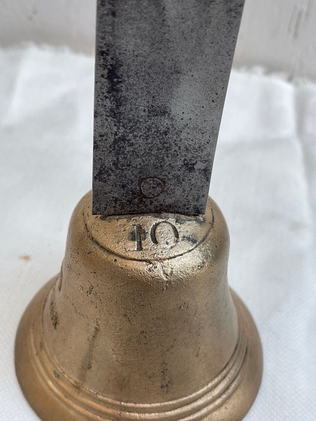 Campana de latón y hierro con espiral