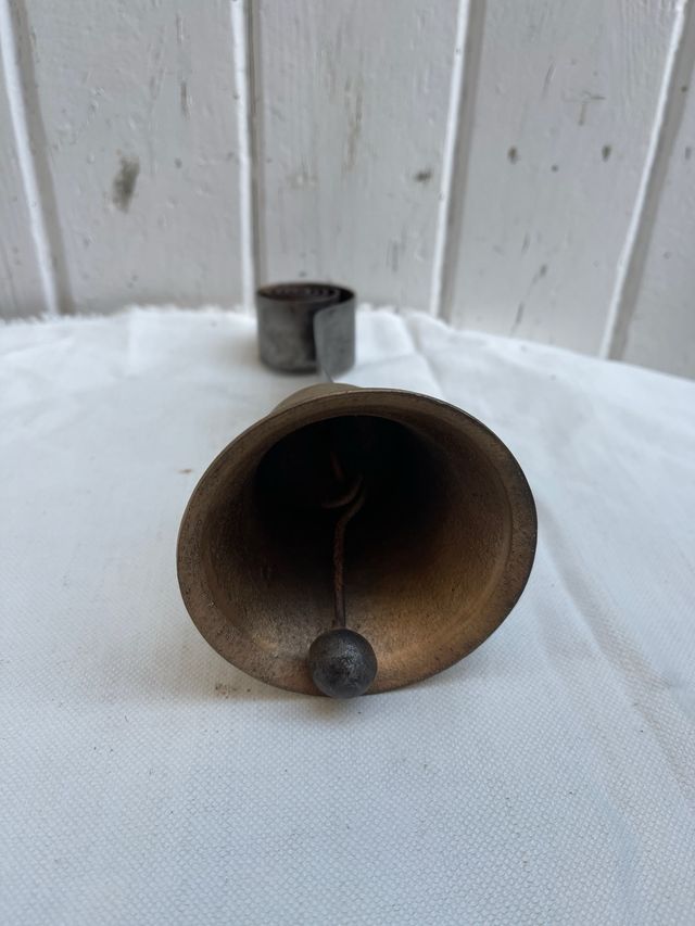Campana de latón y hierro con espiral