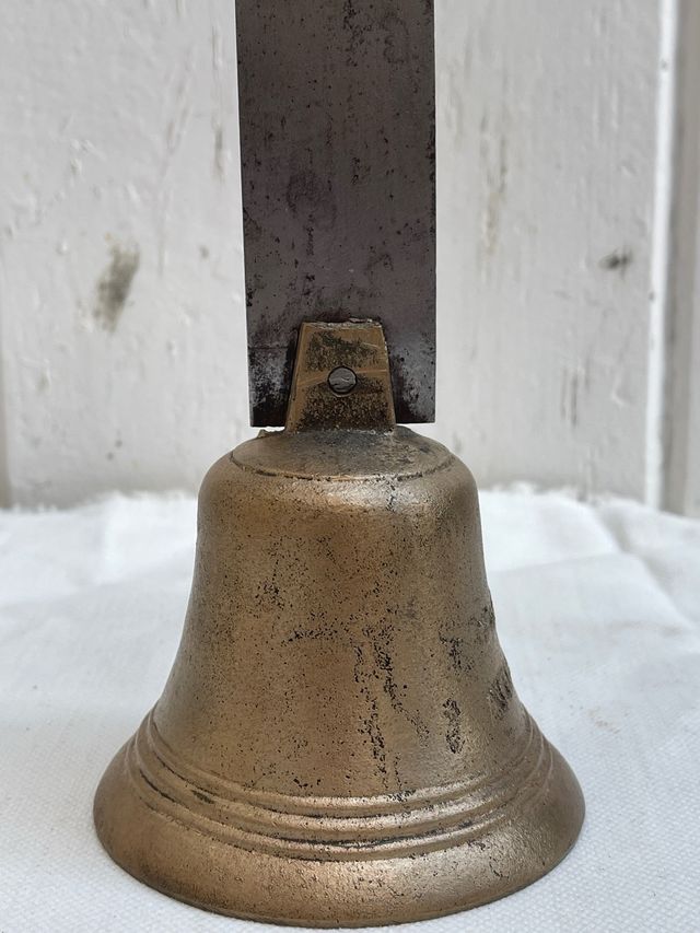 Campana de latón y hierro con espiral