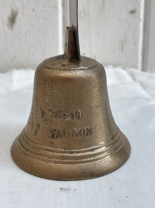 Campana de latón y hierro con espiral