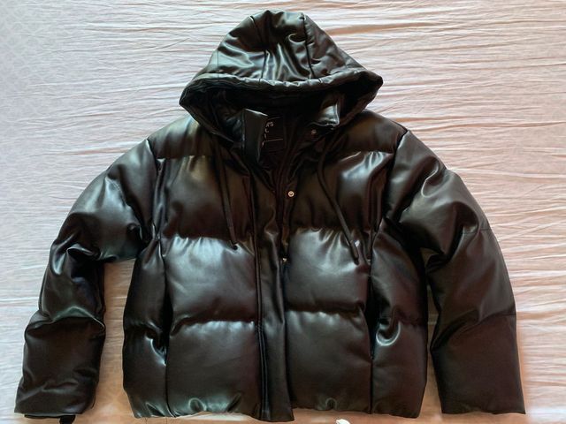 Abrigo acolchado negro con capucha