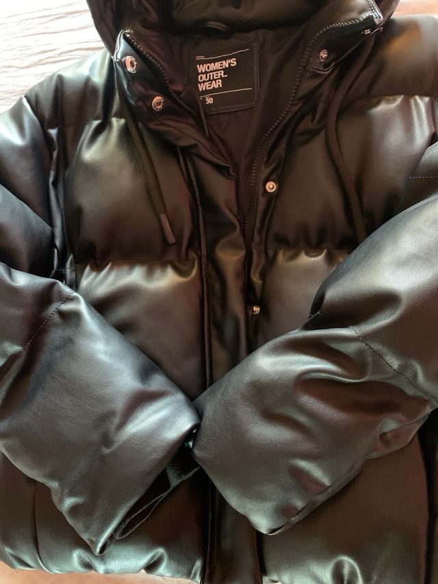 Abrigo acolchado negro con capucha