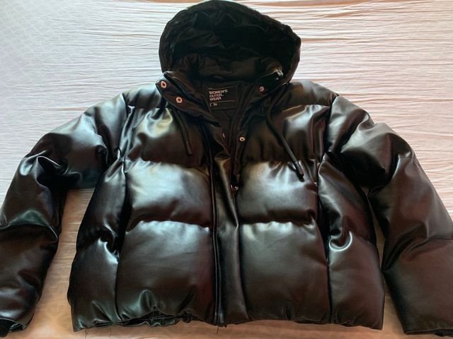 Abrigo acolchado negro con capucha